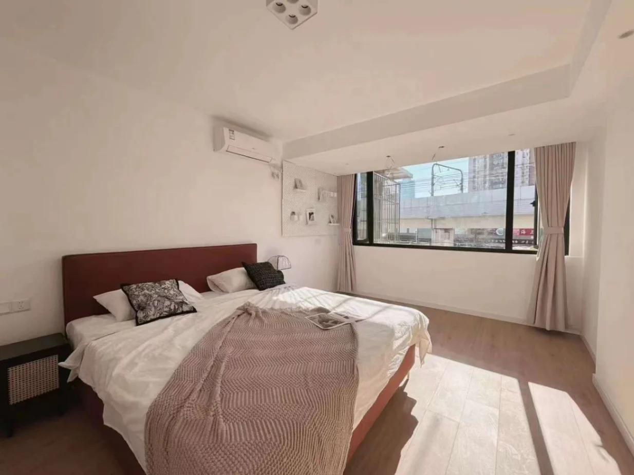 Xujiahui, 2brs, South-facing, Includes balcony, Fully furnished, Near subway