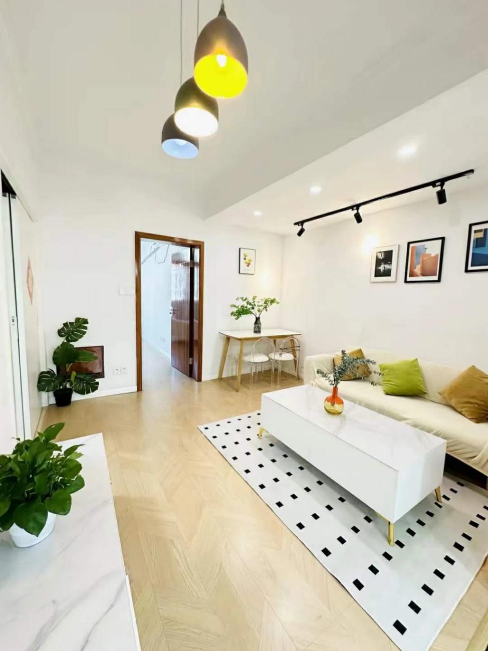 Zhongshan Park, Newly Renovated 2brs, Located near commercial area, Lines 2/3/4