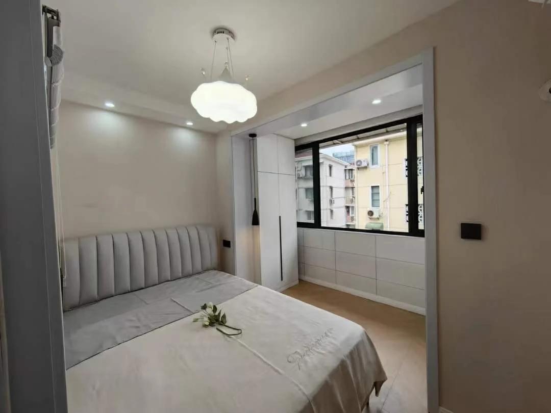 Jiangsulu Station, Studio apartment, Lines 2/11