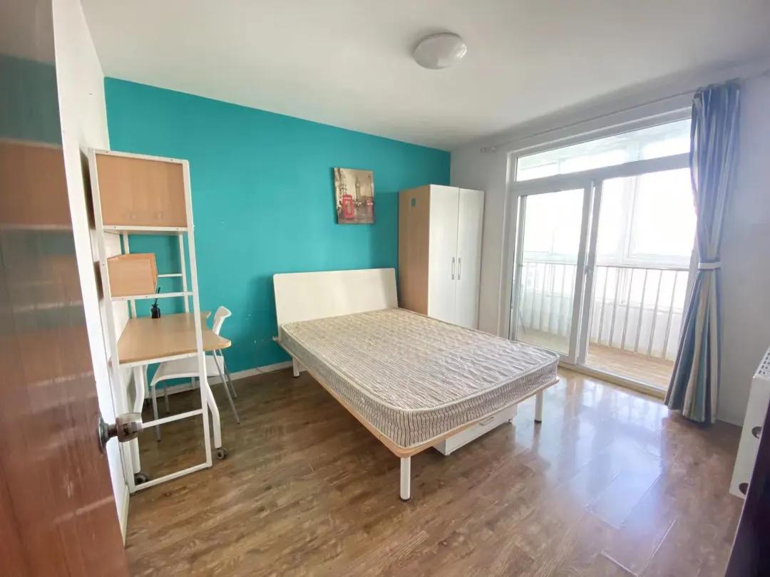 Wudaokou, Master Bedroom with Private Balcony, West-facing, 4brs 1bts, Shared