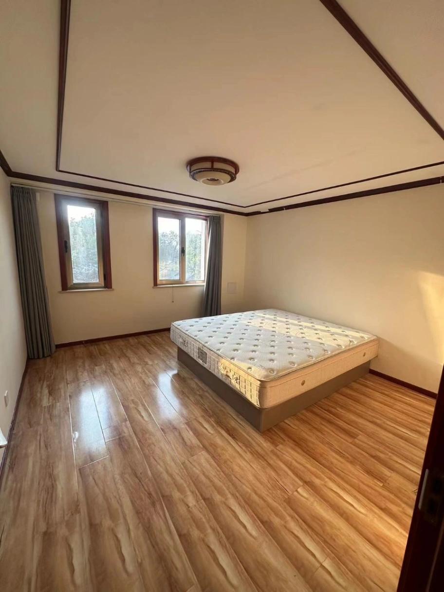 Houhai, Gongwangfu apartment, 2 Bds, Well Lighted, Near Subway