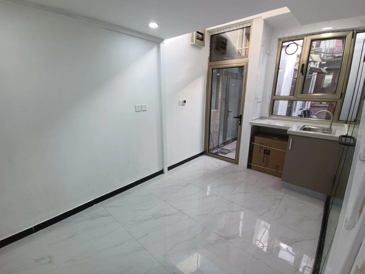 Houhai, Xiaoheihu Hutong No.17, Duplex, South-Facing, Underfloor heating, Near Subway